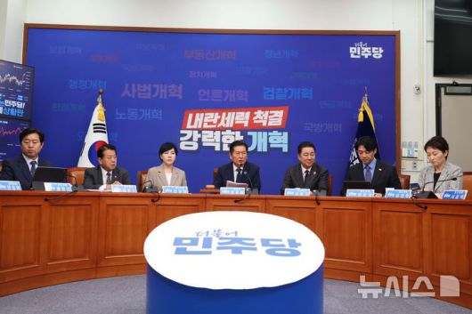 [서울=뉴시스] 조성봉 기자= 정청래 더불어민주당 대표가 10일 오전 서울 여의도 국회에서 열린 최고위원회의에서 발언을 하고 있다. 2025.09.10. suncho21@newsis.com