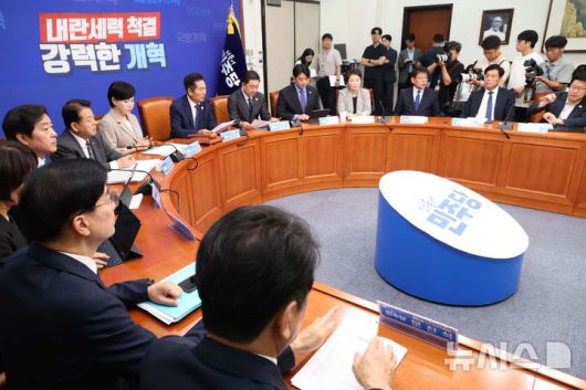 [서울=뉴시스] 조성봉 기자= 정청래 더불어민주당 대표가 10일 오전 서울 여의도 국회에서 열린 최고위원회의에서 발언을 하고 있다. 2025.09.10. suncho21@newsis.com