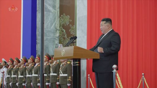 [서울=뉴시스] 북한 조선중앙TV는 지난 9일 김정은 국무위원장이 북한 정권수립 77주년 기념일(9·9절)을 맞아 열린 국기게양식에 참석했다고 10일 보도했다. 사진은 김 위원장이 발언하는 모습. (사진=조선중앙TV 캡쳐) 2025.09.10. photo@newsis.com *재판매 및 DB 금지