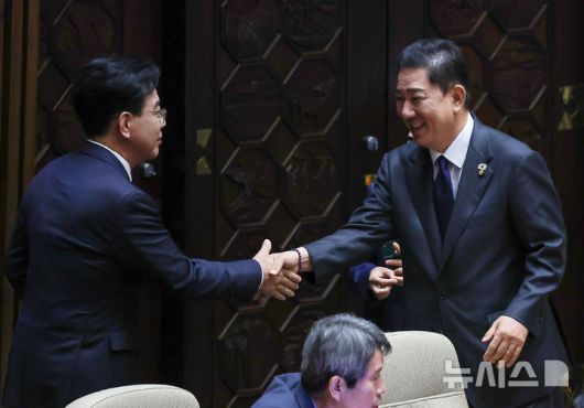 [서울=뉴시스] 김명년 기자 = 송언석 국민의힘 원내대표가 10일 오전 서울 여의도 국회에서 열린 제249회국회(정기회) 제3차 본회의에서 교섭단체 대표연설을 하기 위해 이동하던 중 김병기 더불어민주당 원내대표와 악수하고 있다. 2025.09.10. kmn@newsis.com