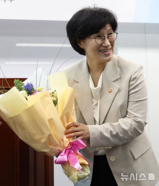 [서울=뉴시스] 추상철 기자 = 원민경 여성가족부 장관이 10일 오후 서울 종로구 정부서울청사에서 열린 취임식에서 직원으로 부터 꽃다발을 받고 있다. 2025.09.10. scchoo@newsis.com