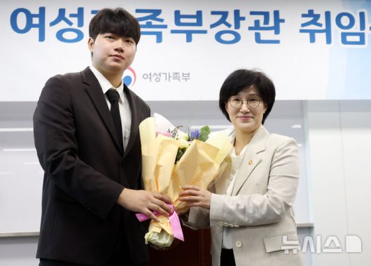 [서울=뉴시스] 추상철 기자 = 원민경 여성가족부 장관이 10일 오후 서울 종로구 정부서울청사에서 열린 취임식에서 직원으로 부터 꽃다발을 받은 후 기념촬영을 하고 있다. 2025.09.10. scchoo@newsis.com