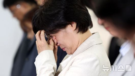 [서울=뉴시스] 추상철 기자 = 원민경 여성가족부 장관이 10일 오후 서울 종로구 정부서울청사에서 열린 취임식에서 눈물을 흘리고 있다. 2025.09.10. scchoo@newsis.com