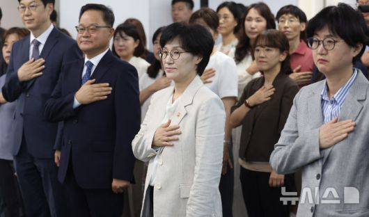 [서울=뉴시스] 추상철 기자 = 원민경 여성가족부 장관이 10일 오후 서울 종로구 정부서울청사에서 열린 취임식에서 국민의례를 하고 있다. 2025.09.10. scchoo@newsis.com