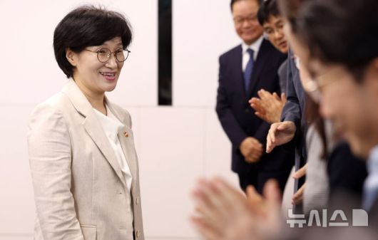 [서울=뉴시스] 추상철 기자 = 원민경 여성가족부 장관이 10일 오후 서울 종로구 정부서울청사에서 열린 취임식에 참석하며 직원들로 부터 박수를 받고 있다. 2025.09.10. scchoo@newsis.com