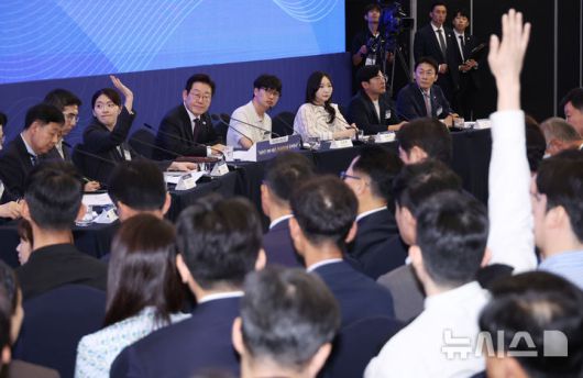 [서울=뉴시스] 고범준 기자 = 이재명 대통령이 10일 서울 마포구 프론트원에서 열린 국민성장펀드 보고대회에서 참석자들의 질문을 받고 있다. (대통령실통신사진기자단) 2025.09.10. bjko@newsis.com