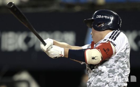 [서울=뉴시스] 정병혁 기자 = 10일 서울 송파구 잠실야구장에서 열린 2025 KBO리그 LG 트윈스 대 두산 베어스의 경기, 2회말 무사 주자없는 상황 두산 양의지가 2루타를 치고 있다. 2025.09.10. jhope@newsis.com