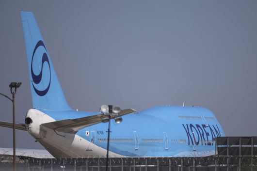 [애틀랜타=AP/뉴시스] 미국 조지아주 현대차그룹-LG에너지솔루션 배터리 합작 공장 건설 현장에서 구금된 한국인을 태울 대한항공 전세기가 10일(현지 시간) 하츠필드-잭슨 애틀랜타 국제공항에 착륙하고 있다. 2025.09.11.