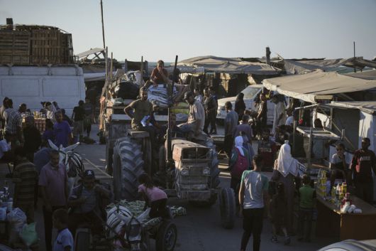 [칸유니스=AP/뉴시스] 지난 10일(현지 시간) 팔레스타인 피란민들이 가자지구 남부 칸유니스 무와시에서 이스라엘이 안전지대로 지정한 인도주의 구역인 난민촌에 들어서고 있다. 2025.09.13.