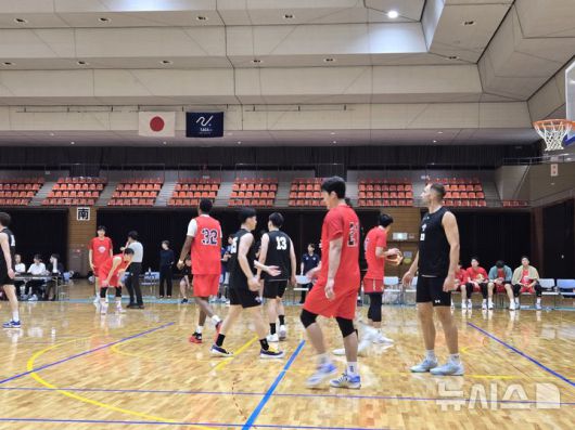 [나가사키(일본)=뉴시스] 하근수 기자= 프로농구 울산 현대모비스, 일본 프로농구 B1리그 사가 벌루너스와 연습 경기. 2025.09.11. hatriker22@newsis.com