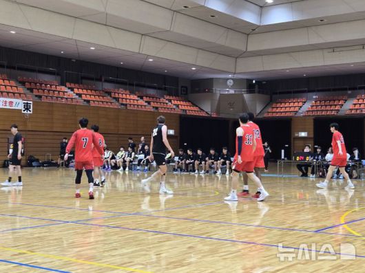 [나가사키(일본)=뉴시스] 하근수 기자= 프로농구 울산 현대모비스, 일본 프로농구 B1리그 사가 벌루너스와 연습 경기. 2025.09.11. hatriker22@newsis.com