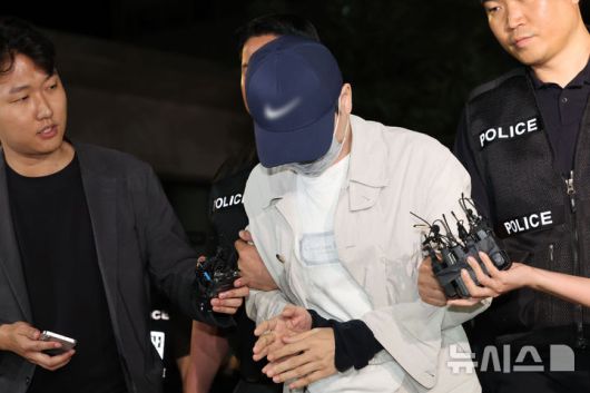 [서울=뉴시스] 권창회 기자 = 삼부토건 주가조작 의혹 사건의 '키맨' 이기훈씨가 목포에서 체포돼 11일 서울 종로구 김건희 특검팀으로 호송되어 오고 있다. 2025.09.11. kch0523@newsis.com