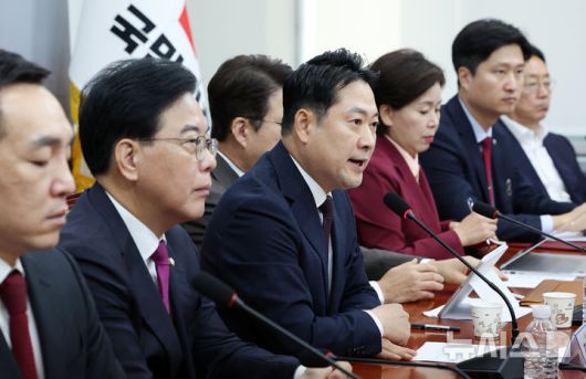 [서울=뉴시스] 김명년 기자 = 장동혁 국민의힘 당 대표가 11일 오전 서울 여의도 국회에서 열린 최고위원회의에서 물을 마시고 있다. 이날 더불어민주당은 전날 국민의힘과 성사된 3대 특검법 수정안 합의를 파기했다. 2025.09.11. kmn@newsis.com