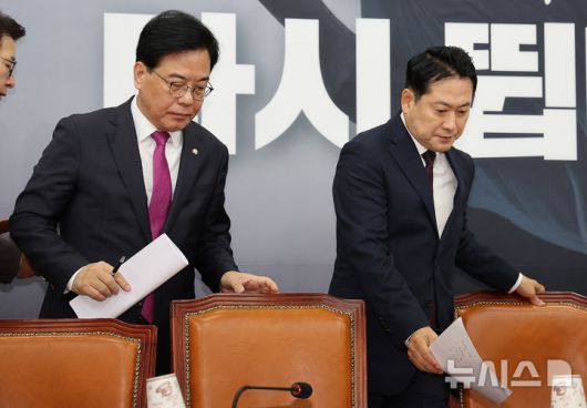 [서울=뉴시스] 김명년 기자 = 장동혁 국민의힘 당 대표와 송언석 원내대표가 11일 오전 서울 여의도 국회에서 열린 최고위원회의에 참석하고 있다. 이날 더불어민주당은 전날 국민의힘과 성사된 3대 특검법 수정안 합의를 파기했다. 2025.09.11. kmn@newsis.com