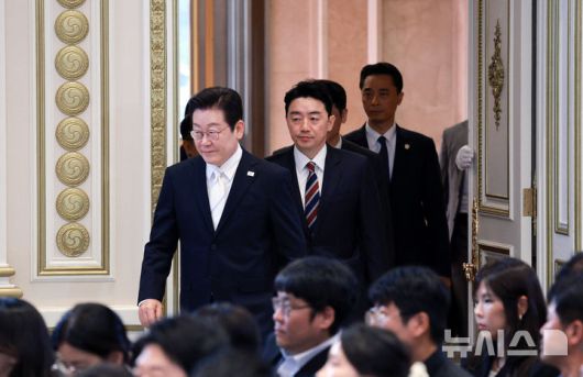 [서울=뉴시스] 고범준 기자 = 이재명 대통령이 11일 청와대 영빈관에서 열린 취임 100일 기자회견 '회복을 위한 100일, 미래를 위한 성장'에 입장하고 있다. 2025.09.11. bjko@newsis.com