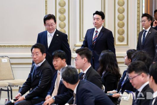 [서울=뉴시스] 고범준 기자 = 이재명 대통령이 11일 청와대 영빈관에서 열린 취임 100일 기자회견 '회복을 위한 100일, 미래를 위한 성장'에 입장하고 있다. 2025.09.11. bjko@newsis.com