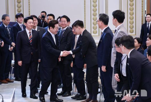 [서울=뉴시스] 고범준 기자 = 이재명 대통령이 11일 청와대 영빈관에서 열린 취임 100일 기자회견 '회복을 위한 100일, 미래를 위한 성장'에 입장해 기자들과 인사하고 있다. 2025.09.11. bjko@newsis.com