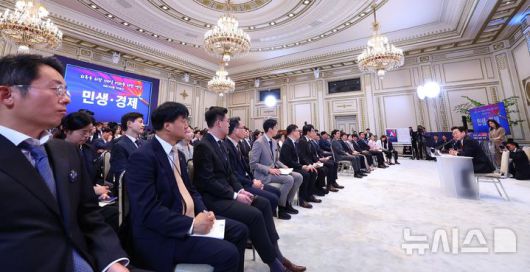 [서울=뉴시스] 고범준 기자 = 이재명 대통령이 11일 청와대 영빈관에서 열린 취임 100일 기자회견 '회복을 위한 100일, 미래를 위한 성장'에서 취재진 질문에 답하고 있다. (대통령실통신사진기자단) 2025.09.11. bjko@newsis.com