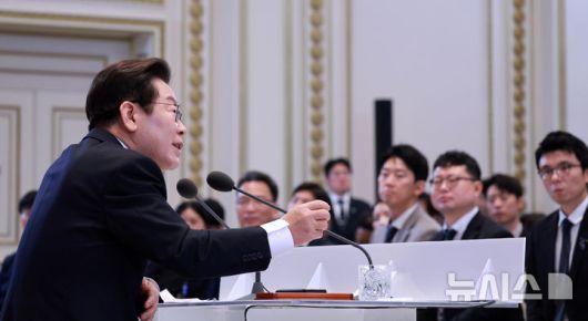 [서울=뉴시스] 고범준 기자 = 이재명 대통령이 11일 청와대 영빈관에서 열린 취임 100일 기자회견 '회복을 위한 100일, 미래를 위한 성장'에서 발언하고 있다. 2025.09.11. bjko@newsis.com