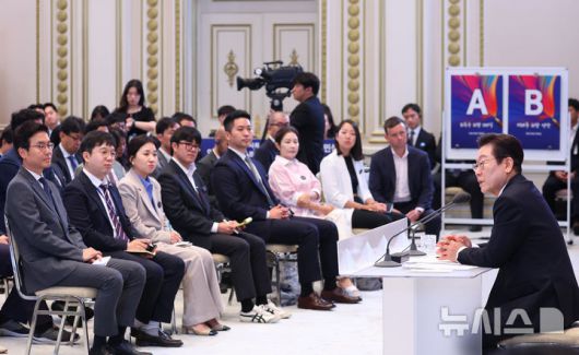 [서울=뉴시스] 고범준 기자 = 이재명 대통령이 11일 청와대 영빈관에서 열린 취임 100일 기자회견 '회복을 위한 100일, 미래를 위한 성장'에서 발언하고 있다. (대통령실통신사진기자단) 2025.09.11. bjko@newsis.com