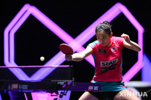 [마카오=신화/뉴시스]한국 여자탁구 김나영(세계랭킹 29위·포스코인터내셔널)이 11일 마카오에서 열린 2025 월드테이블테니스(WTT) 마카오 챔피언스 32강에서 중국의 천이와 대결을 펼치고 있다. 2025.09.11.