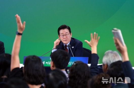 [춘천=뉴시스] 고범준 기자 = 이재명 대통령이 12일 강원 춘천시 강원창작개발센터에서 열린 '강원의 마음을 듣다' 타운홀 미팅에서 참석자들의 질문을 받고 있다. 2025.09.12. bjko@newsis.com