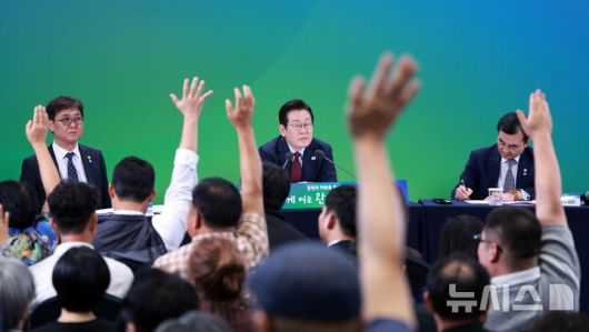 [춘천=뉴시스] 고범준 기자 = 이재명 대통령이 12일 강원 춘천시 강원창작개발센터에서 열린 '강원의 마음을 듣다' 타운홀 미팅에서 참석자들의 질문을 받고 있다. 2025.09.12. bjko@newsis.com