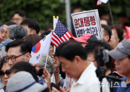 [서울=뉴시스] 김명년 기자 = 12일 오후 서울 여의도 국회에서 열린 '야당탄압 독재정치 규탄대회'에서 한 참가자가 윤석열 전 대통령 석방 촉구 손피켓을 들고 있다. 2025.09.12. kmn@newsis.com