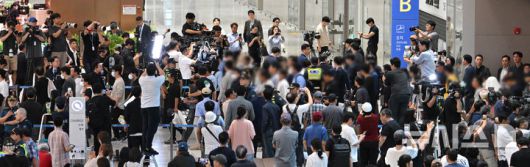 [서울=뉴시스] 황준선 기자 = 미국 조지아주에 구금됐던 한국 근로자들이 지난달 12일 오후 인천국제공항 제2여객터미널에 도착해 입국장을 나서고 있다. (공동취재) 2025.09.12. photo@newsis.com