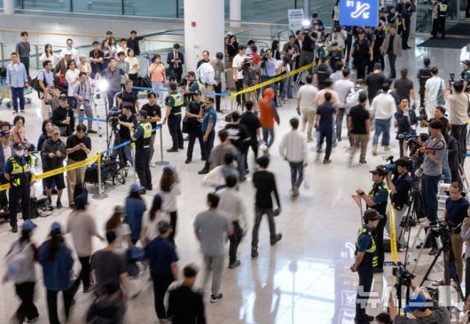 [인천공항=뉴시스] 황준선 기자 = 미국 조지아주 엘러벨의 현대자동차그룹-LG에너지솔루션 배터리 합작공장 건설현장에서 미국 이민 당국에 체포·구금됐다가 석방된 한국인 근로자들이 구금된 지 8일 만인 지난달 12일 오후 인천국제공항을 통해 귀국하고 있다. 도널드 트럼프 미국 대통령은 방한을 앞두고 27일 당시 이민 당국의 급습 방식에 매우 반대했다고 밝혔다. (공동취재) 2025.10.27. photo@newsis.com