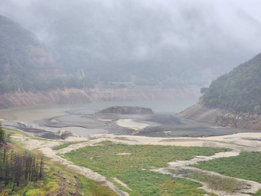 [강릉=뉴시스] 강릉 오봉저수지 상류지역에 60mm가량 단비가 내린 가운데 물안개가 자욱한 오봉저수지 모습.2025.09.13 grsoon815@newsis.com *재판매 및 DB 금지