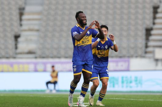 [천안·아산=뉴시스] 충남아산FC 공격수 은고이가 득점 후 세레머니를 하고 있다. (사진=충남아산FC 제공) 2025.09.13 photo@newsis.com *재판매 및 DB 금지