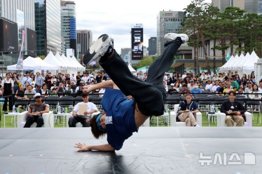 [서울=뉴시스] 조성우 기자 = 13일 서울 종로구 광화문광장에서 열린 2025 서울 익스트림 스포츠 페스티벌에서 브레이킹대회 참가 선수가 멋진 춤을 선보이고 있다. 2025.09.13. xconfind@newsis.com