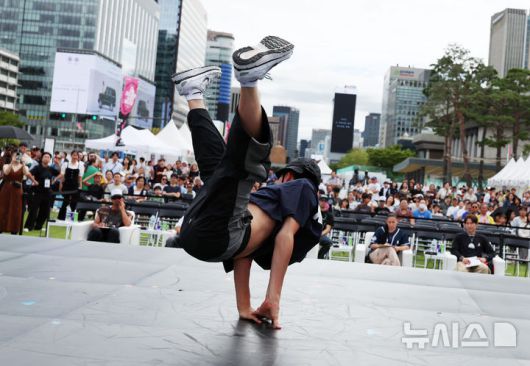 [서울=뉴시스] 조성우 기자 = 13일 서울 종로구 광화문광장에서 열린 2025 서울 익스트림 스포츠 페스티벌에서 브레이킹대회 참가 선수가 멋진 춤을 선보이고 있다. 2025.09.13. xconfind@newsis.com