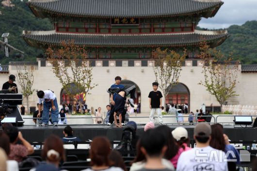 [서울=뉴시스] 조성우 기자 = 13일 서울 종로구 광화문광장에서 열린 2025 서울 익스트림 스포츠 페스티벌에서 브레이킹대회 참가 선수가 멋진 춤을 선보이고 있다. 2025.09.13. xconfind@newsis.com