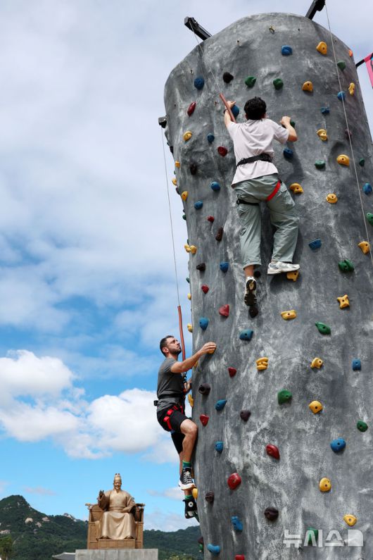 [서울=뉴시스] 조성우 기자 = 13일 서울 종로구 광화문광장에서 열린 2025 서울 익스트림 스포츠 페스티벌 참가자가 클라이밍 체험을 하고 있다. 2025.09.13. xconfind@newsis.com