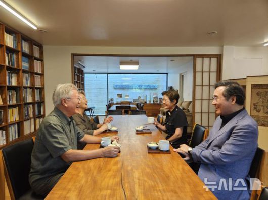 [서울=뉴시스]12일 경남 양산 평산마을에서 문재인 전 대통령 부부와 이낙연 전 국무총리 부부가 환담을 나누는 모습. (사진 = 이낙연 새미래민주당 상임고문 SNS 캡처)