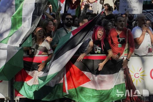 [스페인=AP/뉴시스] 14일(현지 시간) 스페인 마드리드에서 열린 세계 3대 도로 사이클 대회 '부엘타 아 에스파냐'에서 친팔레스타인 시위대가 구호를 외치고 있다. 2025.09.15.