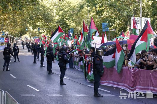 [스페인=AP/뉴시스] 14일(현지 시간) 스페인 마드리드에서 열린 세계 3대 도로 사이클 대회 '부엘타 아 에스파냐'에서 친팔레스타인 시위대가 구호를 외치고 있다. 2025.09.15.