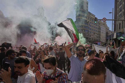 [스페인=AP/뉴시스] 14일(현지 시간) 스페인 마드리드에서 열린 세계 3대 도로 사이클 대회 '부엘타 아 에스파냐'에서 친팔레스타인 시위대가 경기 진행을 방해하고 있다. 2025.09.15.