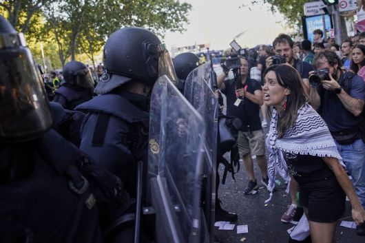 [스페인=AP/뉴시스] 14일(현지 시간) 스페인 마드리드에서 열린 세계 3대 도로 사이클 대회 '부엘타 아 에스파냐'에서 친팔레스타인 시위대가 경찰과 충돌하고 있다. 2025.09.15.