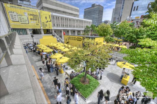 [서울=뉴시스]올해 첫 '서울아트굿즈페스티벌'이 지난 13~14일 세종문화회관 야외 공간에서 개최됐다. (사진=세종문화회관 제공)