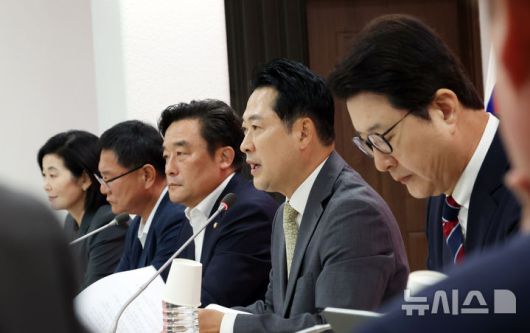 [부산=뉴시스] 하경민 기자 = 장동혁 국민의힘 대표가 15일 부산 수영구 부산시당에서 열린 현장 최고위원회에 참석, 발언을 하고 있다. 2025.09.15. yulnetphoto@newsis.com