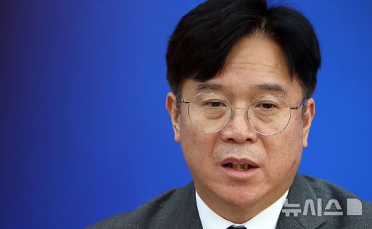 [서울=뉴시스] 김명년 기자 = 김영훈 고용노동부 장관이 15일 오전 서울 여의도 국회에서 열린 '산업재해예방TF 중대재해 예방을 위한 노동안전 종합대책 발표'에서 발언하고 있다. 2025.09.15. kmn@newsis.com