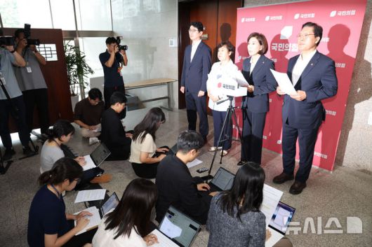 [서울=뉴시스] 김명년 기자 = 나경원 국민의힘 의원이 15일 오후 서울 여의도 국회에서 조희대 대법원장에 대한 여당의 사퇴 요구 등 관련 입장 발표 기자회견을 하고 있다. 2025.09.15. kmn@newsis.com