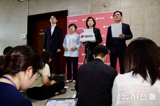 [서울=뉴시스] 김명년 기자 = 나경원 국민의힘 의원이 15일 오후 서울 여의도 국회에서 조희대 대법원장에 대한 여당의 사퇴 요구 등 관련 입장 발표 기자회견을 하고 있다. 2025.09.15. kmn@newsis.com