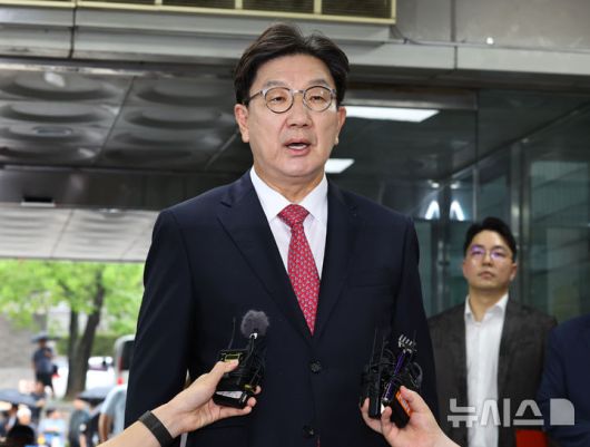 [서울=뉴시스] 최진석 기자 = 전직 통일교 간부에게 불법 정치자금을 수수한 혐의를 받는 권성동 국민의힘 의원이 16일 서울 서초구 서울중앙지법으로 구속 전 피의자 심문(영장실질심사)을 받기 위해 이동하며 발언하고 있다. 2025.09.16. myjs@newsis.com