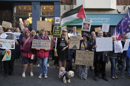 [윈저=AP/뉴시스] 16일(현지 시간) 영국 윈저에서 도널드 트럼프 미국 대통령의 방문에 반대하는 시위대가 각종 손팻말을 들고 구호를 외치고 있다. 2025.09.17.