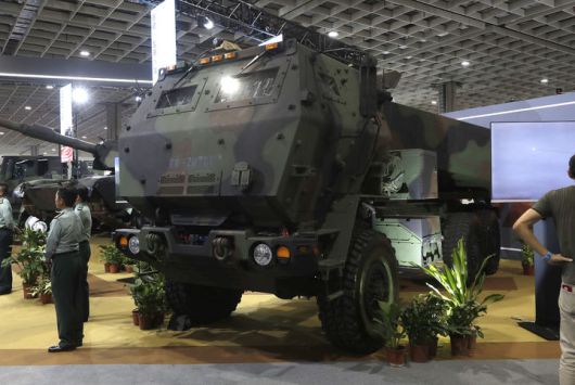 [타이베이=AP/뉴시스] 17일 대만 타이베이 난강전시장에서 '2025 대만 국제 항공우주 및 국방 산업 전시회' 사건 공개행사가 열리는 가운데 미국산 고속기동포병로켓시스템(HIMARS·하이마스)이 전시돼 있다. 2025.09.18