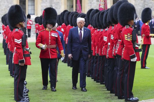 [윈저=AP/뉴시스]도널드 트럼프 미국 대통령이 17일(현지 시간) 영국 윈저성에서 국왕 찰스 3세보다 앞서 걸으며 의장대 사열을 받고 있다. 2025.09.18.